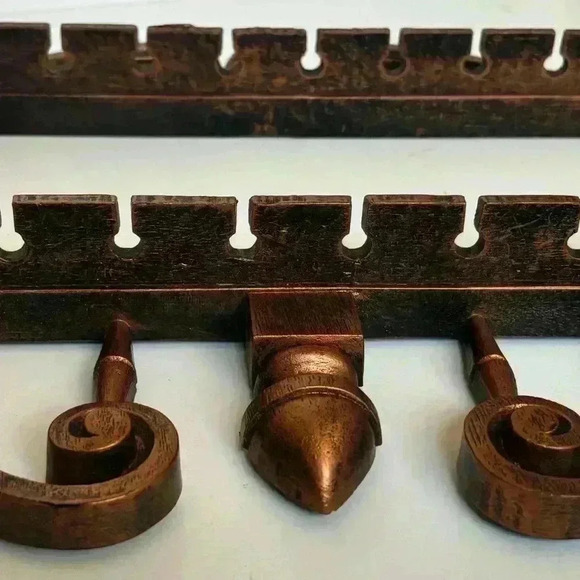 1970s ornate  Dart Ind Coppercraft Guild resin spoon holder or jewelry display - Picture 3 of 5